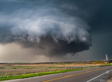 21.05.2016 Massive Superzelle mit Tornado in der nähe von Leoti, Kansas.