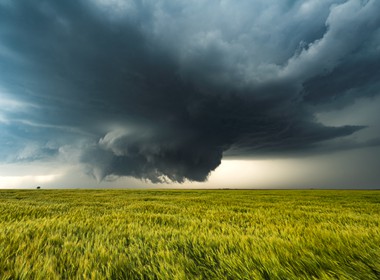 24.05.2016 Massive Superzelle mit fetter Wallcloud und Tornado in der nähe von Dodge City, Kansas.