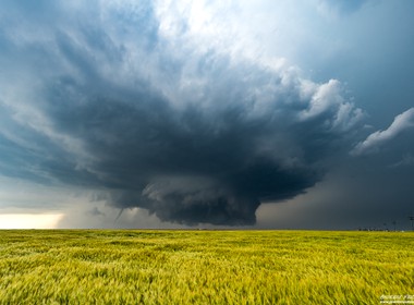 24.05.2016 Massive Superzelle mit fetter Mesozyklone, Tornado und einer Wallcloud die fast am Boden ist, nahe Dodge City, Kansas.