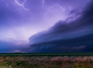 11.05.2014 Massive und Tornado bewarnte Shelfcloud in der nacht, südlich von Partt, Kansas.